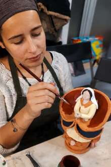 Sara Sapateiro, artesã, em processo de criação de um boneco de Estremoz